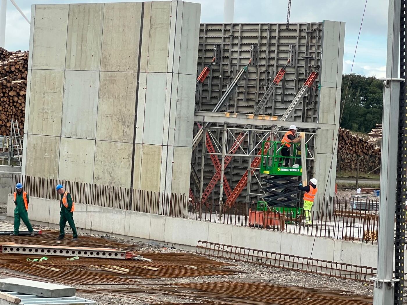 In-situ concrete wall beside its system formwork