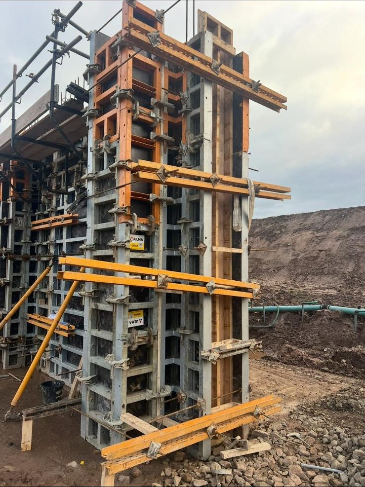 Column formwork with an access scaffold
