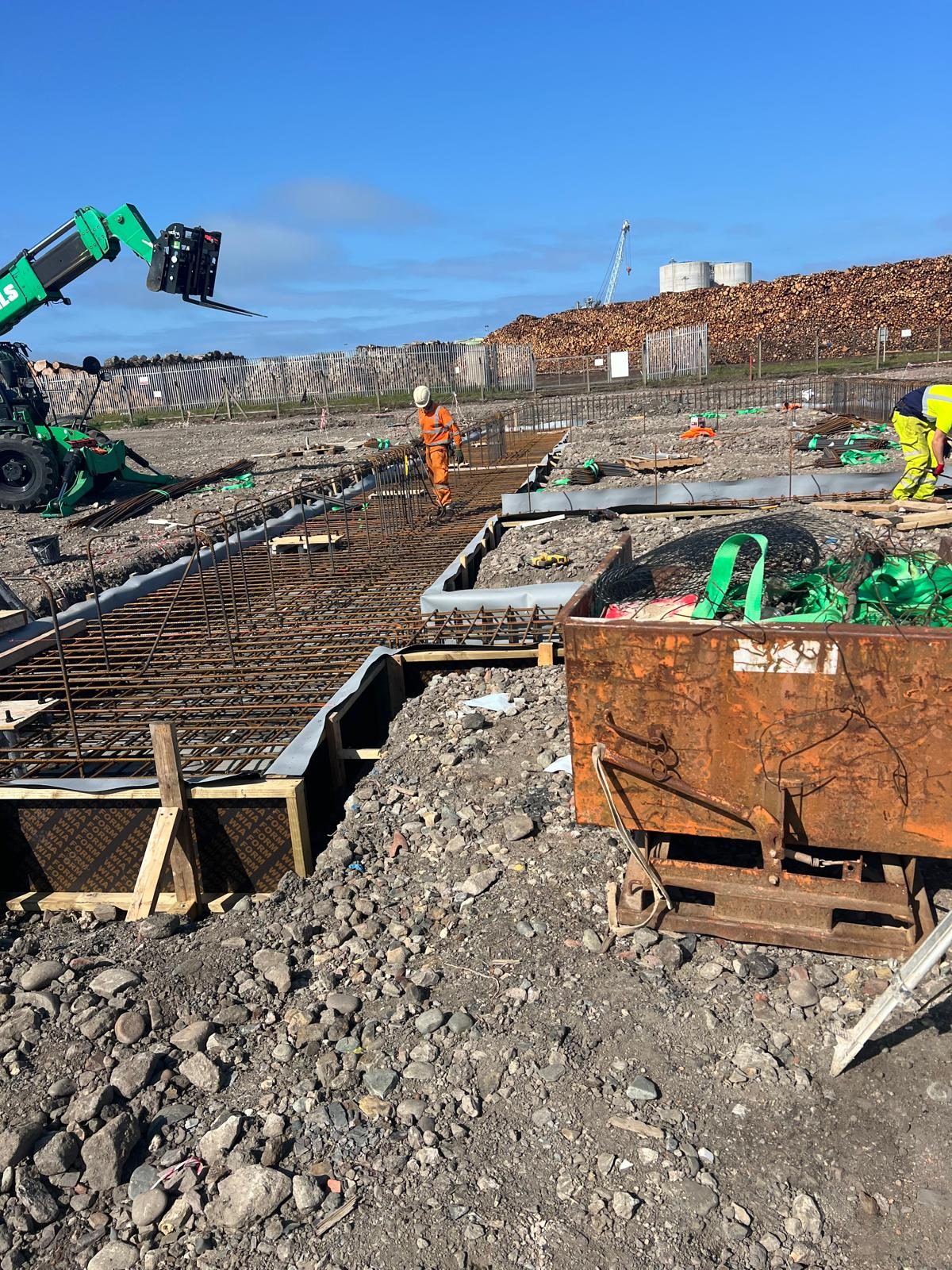 Reinforcement fixed for slabs and ground beams with a telehandler on site