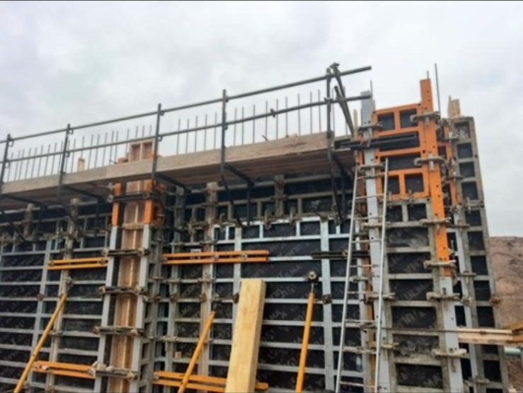 Wall formwork with a working platform along the top